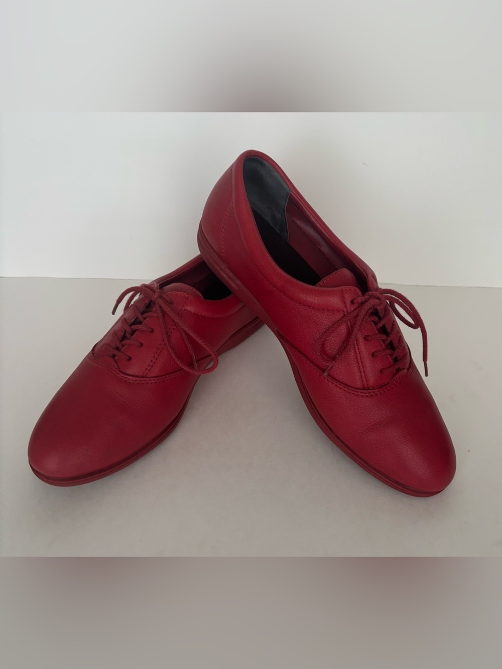 Easy Spirit Women's Red Lace-Up Flats
